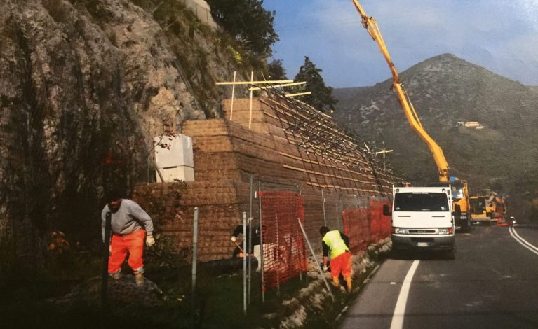 Lavori di sistemazione della scarpata al km 14+900 nel Comune di Sperlonga - Lavori di sistemazione della scarpata al km 14+900 nel Comune di Sperlonga